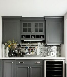 آیینه کاری نقره ای در فضای بین کابینت