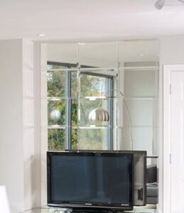 آینه کاری بر روی دیوار پشت تلویزیون