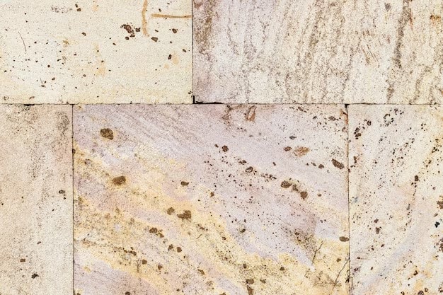 نمای نزدیک از نمونه‌های مربع‌شکل سنگ تراورتن در طیف‌های رنگی کرم