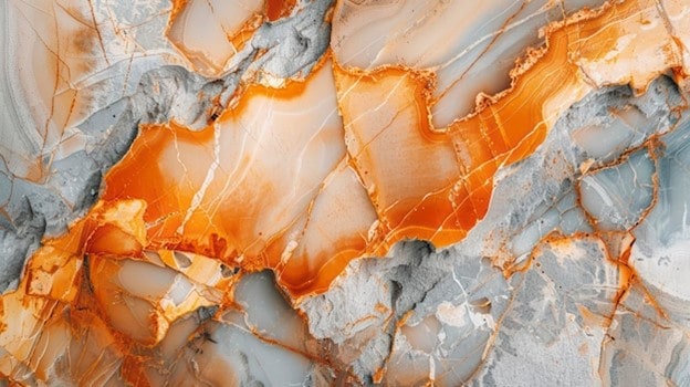 بافت خیره‌کننده سنگ مرمر لوکس با پس‌زمینه روشن و رگه‌های طبیعی طلایی و سفید که حالتی هنری و لاکچری دارد.