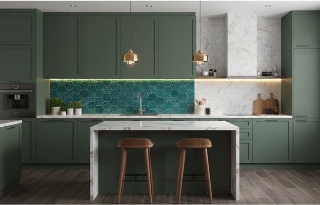 دکوراسیون مدرن آشپزخانه با کابینت سبز تیره و کاشی بین کابینتی شش‌ضلعی زمردی.