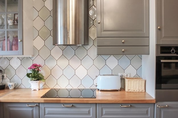 انتخاب کاشی بین کابینتی مدرن با طرح هندسی لوزی برای دکوراسیون آشپزخانه