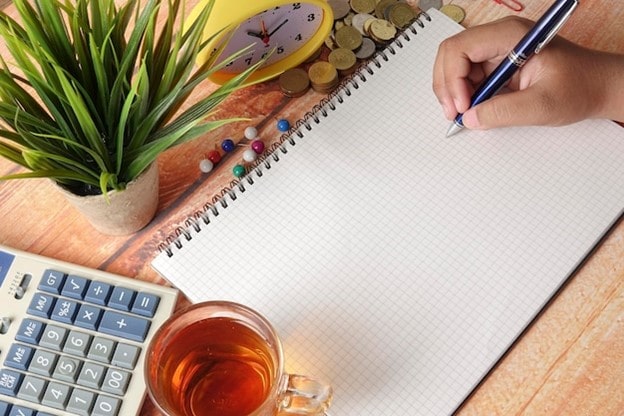 برآورد هزینه‌ها و بودجه‌بندی خرید کاشی و سرامیک برای بازسازی ساختمان.