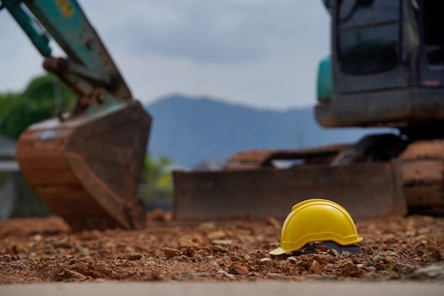 ایمنی در حفاری و گودبرداری و خطرات ماشین‌آلات سنگین در کارگاه.